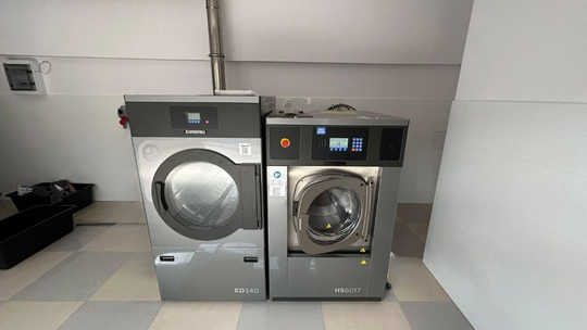 Wyposażenie pralni przemysłowej – jakie urządzenia są niezbędne?