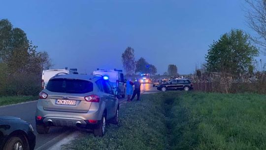 Wyprzedzał kilka aut i uderzył w piesze. Jest ofiara śmiertelna