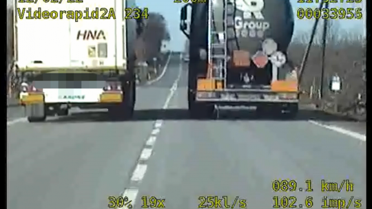 Wyprzedzał tirem na przejściu dla pieszych [WIDEO]