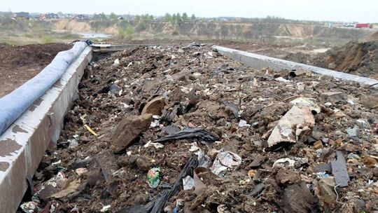 Wyrzucał tony śmieci do nieczynnego wyrobiska piachu!