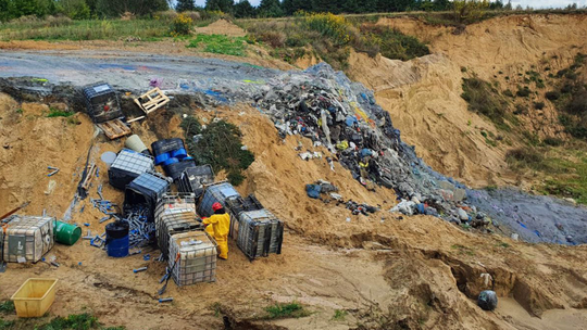 Wyrzucali niebezpieczne odpady koło Przytyka. Zatrzymano pięć osób