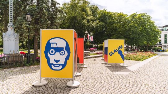 Wystawa plakatów Szymankiewicza na placu Corazziego