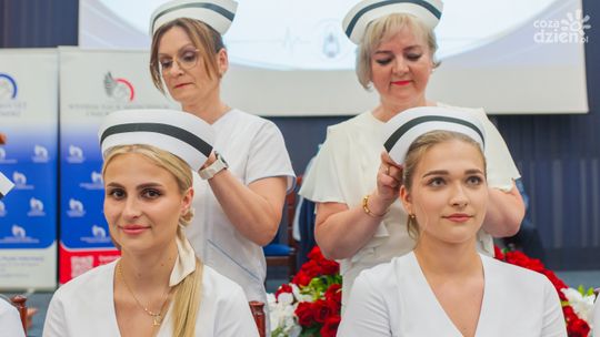 Wzruszająca uroczystość na Uniwersytecie Radomskim. Absolwenci pielęgniarstwa wkraczają na nową drogę