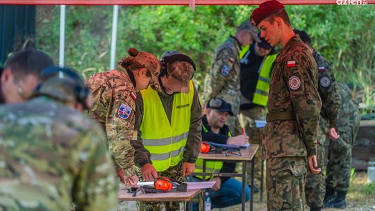 XI LO najlepsze w drużynowym strzelaniu - za nami Mazowieckie Młodzieżowe Zawody Strzeleckie Formacji Mundurowych