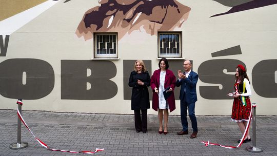 XIII LO odsłoniło mural polskich noblistów – nowoczesny hołd dla wybitnych Polaków