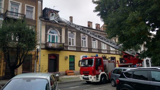 Z kamienicy odpadł fragment elewacji