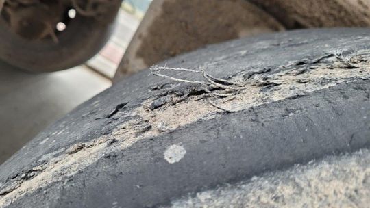 Z opon wystawały druty