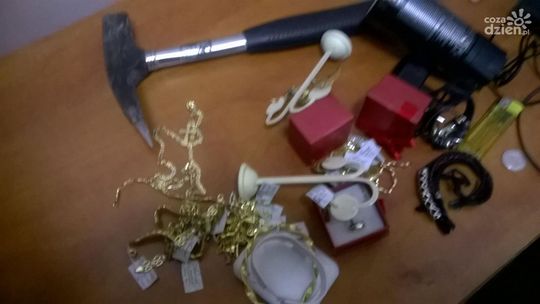 Za pomocą młotka włamali się do jubilera