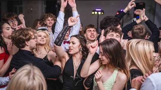 Zabawa studniówkowa w "Konarskim" w Radomiu. Polonez i szampańska zabawa maturzystów