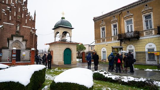 Zabytek odzyskuje dawny blask – zakończono konserwację budynku bramnego w zespole klasztornym w Radomiu