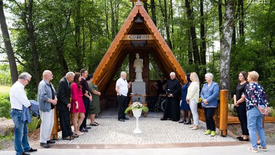 Zabytkowa kapliczka w Zadobrzu odnowiona