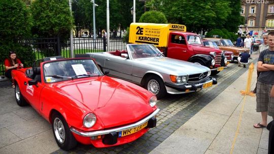 Zabytkowe auta na deptaku