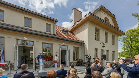 Zabytkowy budynek Dworca Kolejki Wąskotorowej w Grójcu zyskał nowy blask