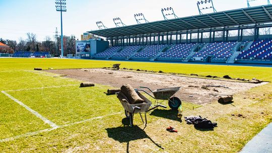 Zaczął się remont murawy na stadionie przy Narutowicza