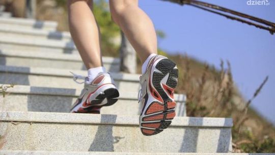 Zadyszka przy wejściu po schodach – skąd się bierze?