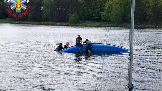 Żaglówka przewróciła się na zalewie w Siczkach