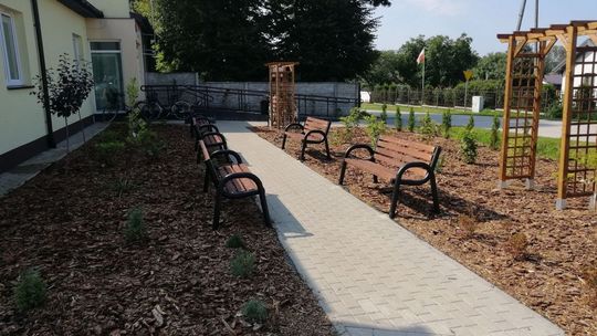 Zagospodarowano teren przy Klubie Senior+ w Chruślicach w gminie Wolanów