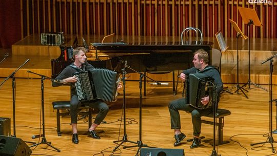 Zagrali na dwa akordeony