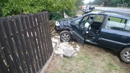 ZAKRZEW. Pijany kierowca wjechał w ogrodzenie