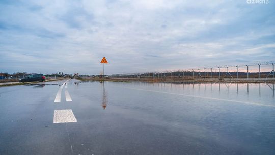 Zalana droga przy lotnisku. Co poszło nie tak?