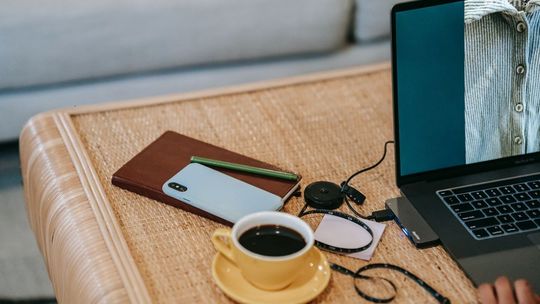 Zalany smartfon - czy da się go uratować?