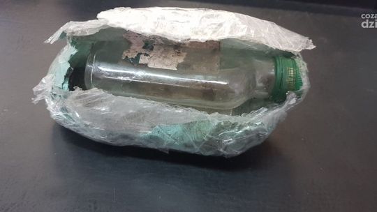 Zamiast telefonu w paczce były puste butelki