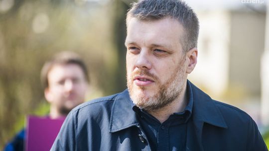 Zandberg: Posłowie zamykają się w enklawach prywatnych szkół