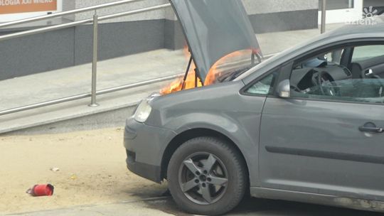 Zapaliło się auto. Pomagali kierowcy [wideo]