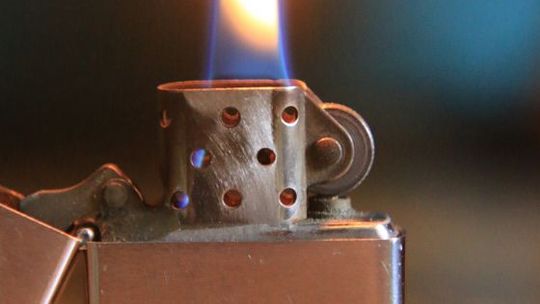 Zapalniczka z grawerem — personalizowany prezent dla osoby palącej. 