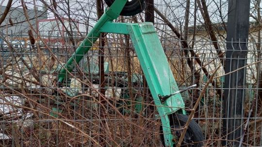 "Zaparkował" na ogrodzeniu 