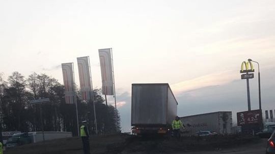 Zaparkował na rondzie? [Zdjęcia]