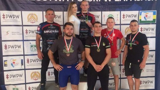 Zapaśnicy z medalami akademickich mistrzostw