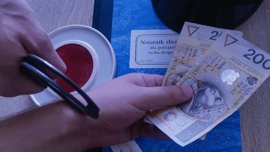 Zaproponował policjantom łapówkę. Odpowie za to przed sądem