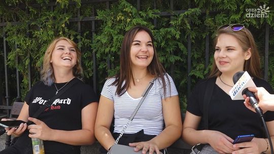 Zapytaliśmy spacerowiczów, czy wytrzymaliby jeden dzień bez telefonu komórkowego!? [SONDA]