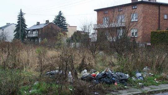 Zaśmiecona działka na Glinicach - problem nie do rozwiązania