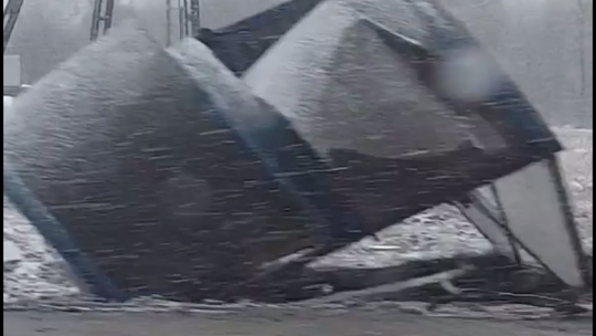 Zasnął za kierownicą i uderzył w przystanek