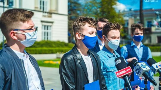 "Zaszczepię się, bo tęsknie za wolnością" Młodych .Nowoczesnych