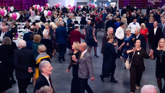 Zatańczyli poloneza, rozpoczęli bal. Tak bawili się seniorzy!