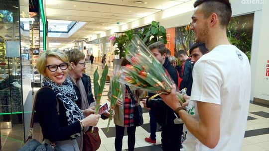 Zawodnicy Broni wręczali kwiaty i zapraszali na mecze