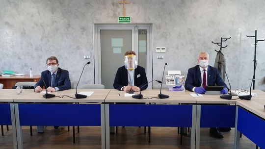 Zdalna sesja rady powiatu. Radni głosowali korespondencyjnie