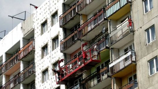 Zdejmują eternit z kolejnych wieżowców na Ustroniu