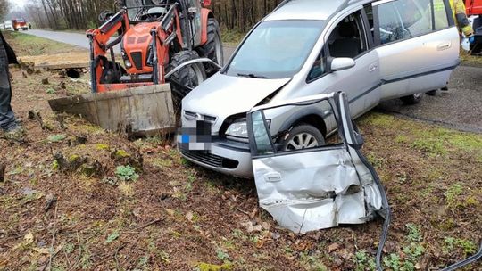 Zderzenie auta z ciągnikiem. Jedna osoba w szpitalu