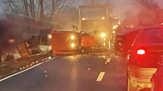 Zderzenie auta z traktorem, trzy osoby w szpitalu