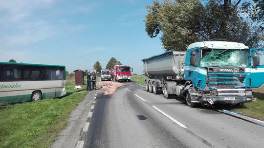Zderzenie autobusu z ciężarówką