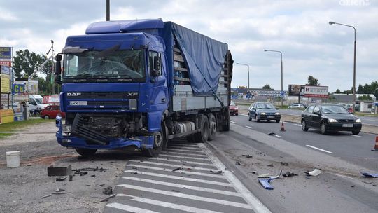 Zderzenie ciężarówek na "siódemce". Jedna osoba ranna