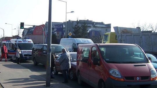 Zderzenie czterech aut, w tym karetki