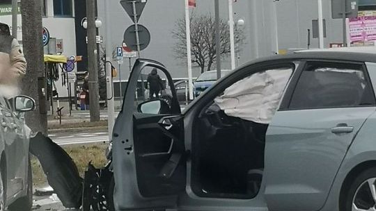 Zderzenie dwóch aut. 38-latka trafiła do szpitala