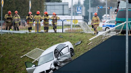 Zderzenie dwóch aut. Jedno z nich zsunęło się z wiaduktu