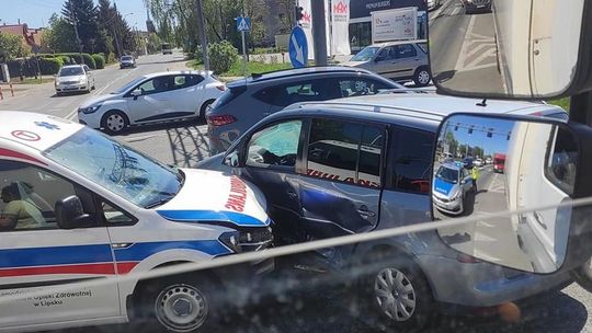 Zderzenie dwóch aut na skrzyżowaniu Grzecznarowskiego z Białą