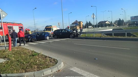 Zderzenie dwóch aut na wiadukcie przy ul. Lubelskiej w Radomiu Zderzenie dwóch aut na wiadukcie przy ul. Lubelskiej w Radomiu